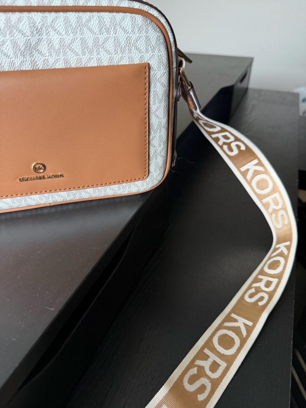 NWT Michael Kors Tan & White Signature Crossbody - Picture 2 of 7